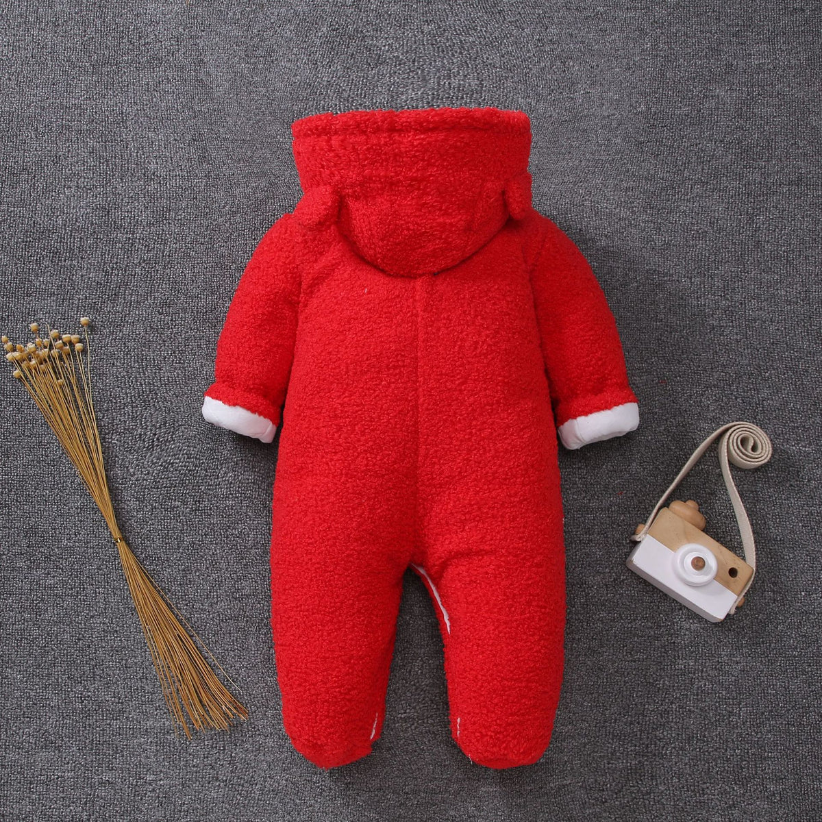 أحمر