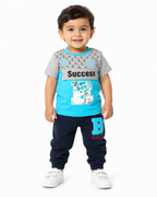 طقم أولادي فيروزي وكحلي بطبعة Success – صورة 2