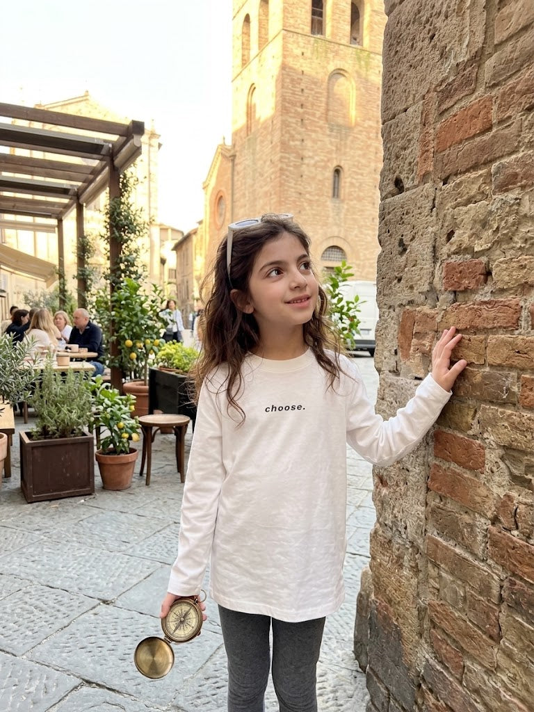 أبيض