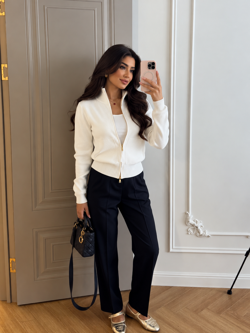 أبيض