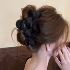 أسود مع عقدة