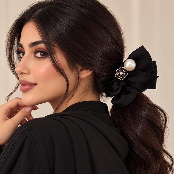 ربطة شعر واسعة من الساتان بزهرة الكاميليا وفيونكة ولؤلؤة بتصميم أنيق وفاخر