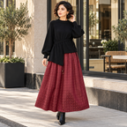 أسود (بلوفر) + تنورة مخططة داكنة حمراء 