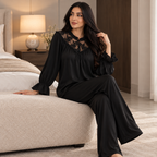 أسود