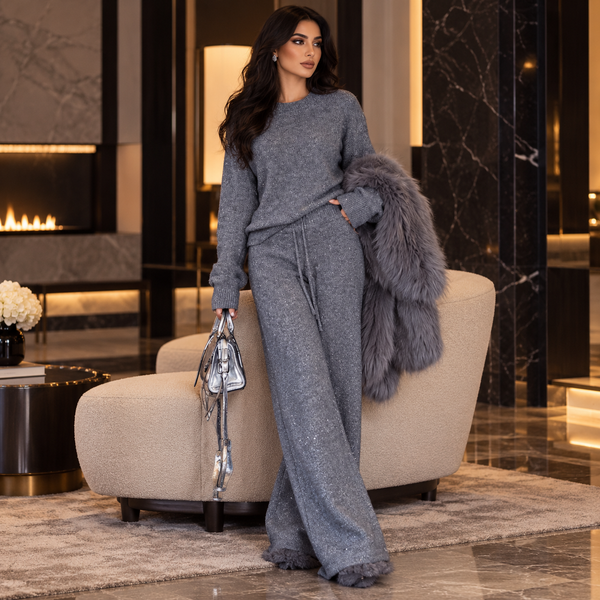 طقم نسائي فاخر بقطعتين، بلوفر محبوك بأكمام أميرة وبنطال واسع بتصميم كاجوال