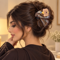 مثلث دب بقبعة صفراء