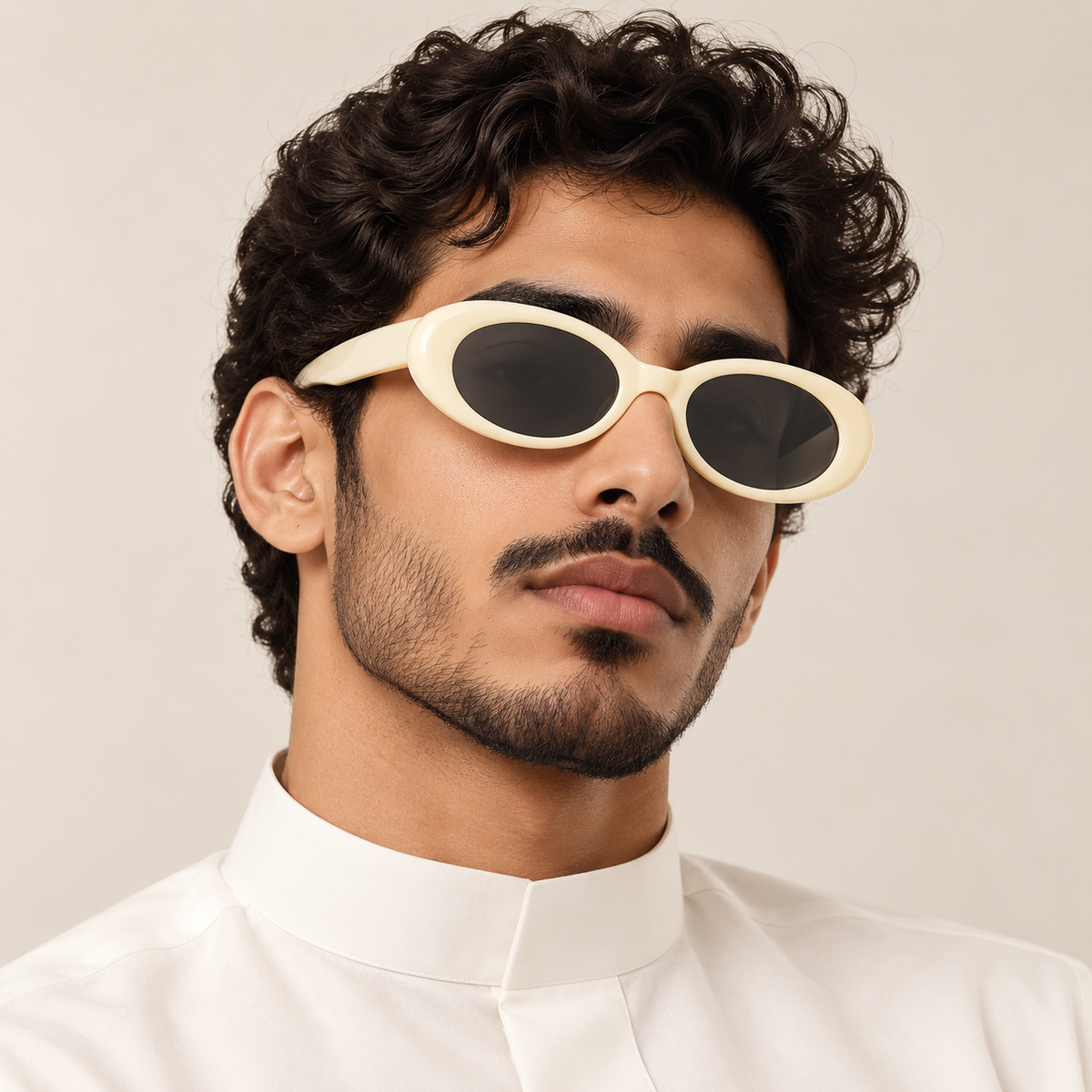 عدسه رمادية بإطار بيج