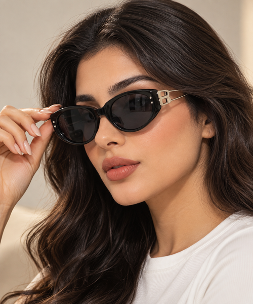 إطار أسود بأذرع فضية وعدسات رمادي فاتح