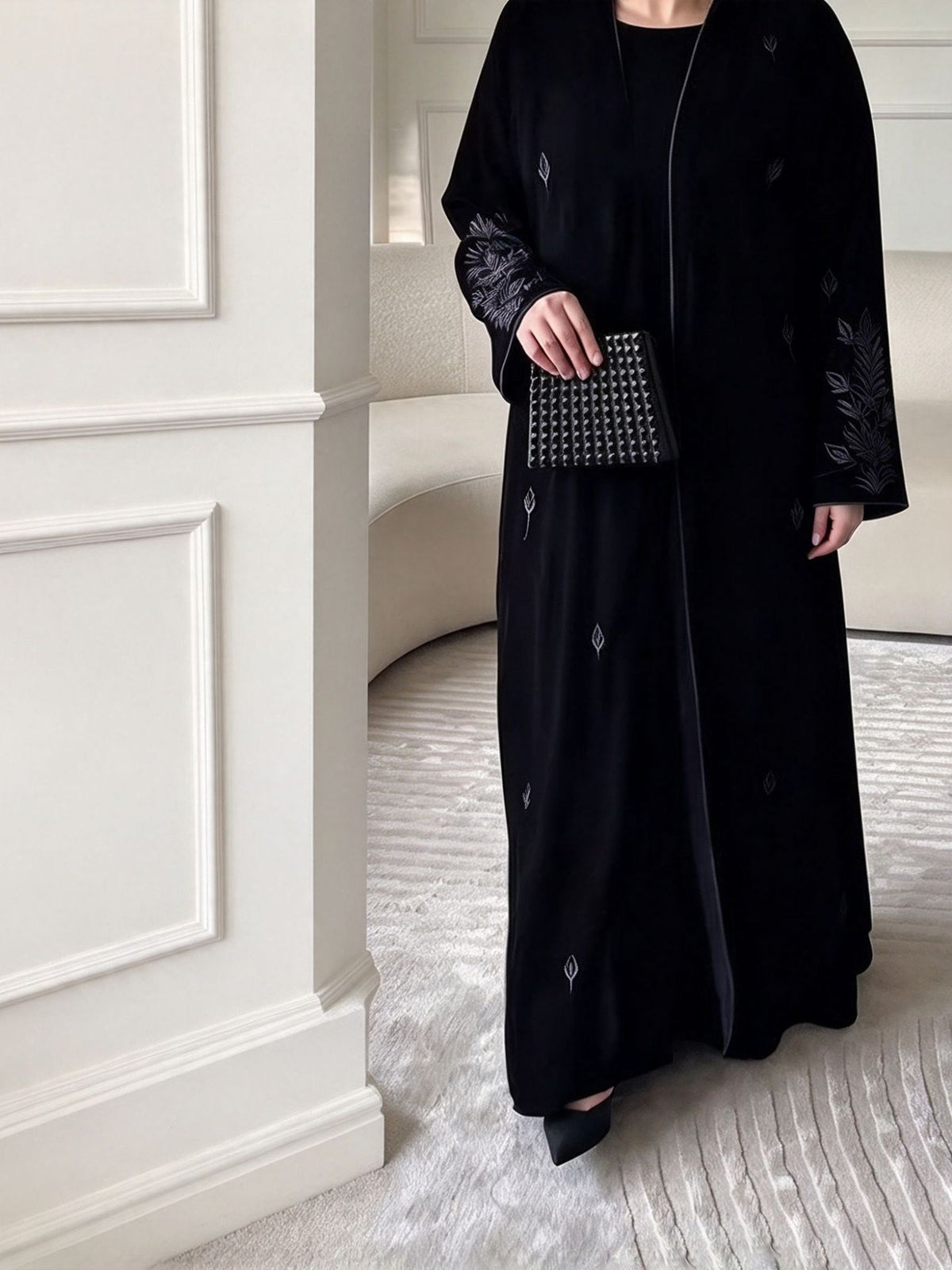 أسود بتطريز فضي