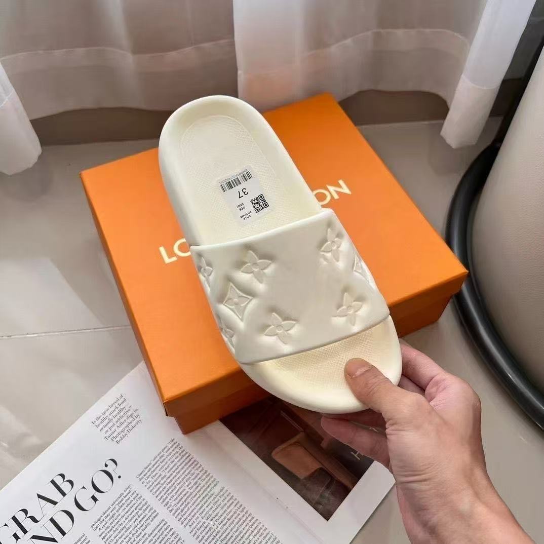 أبيض