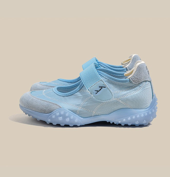 حذاء رياضي نسائي من جلد طبيعي بزيادة طول وتصميم مريح