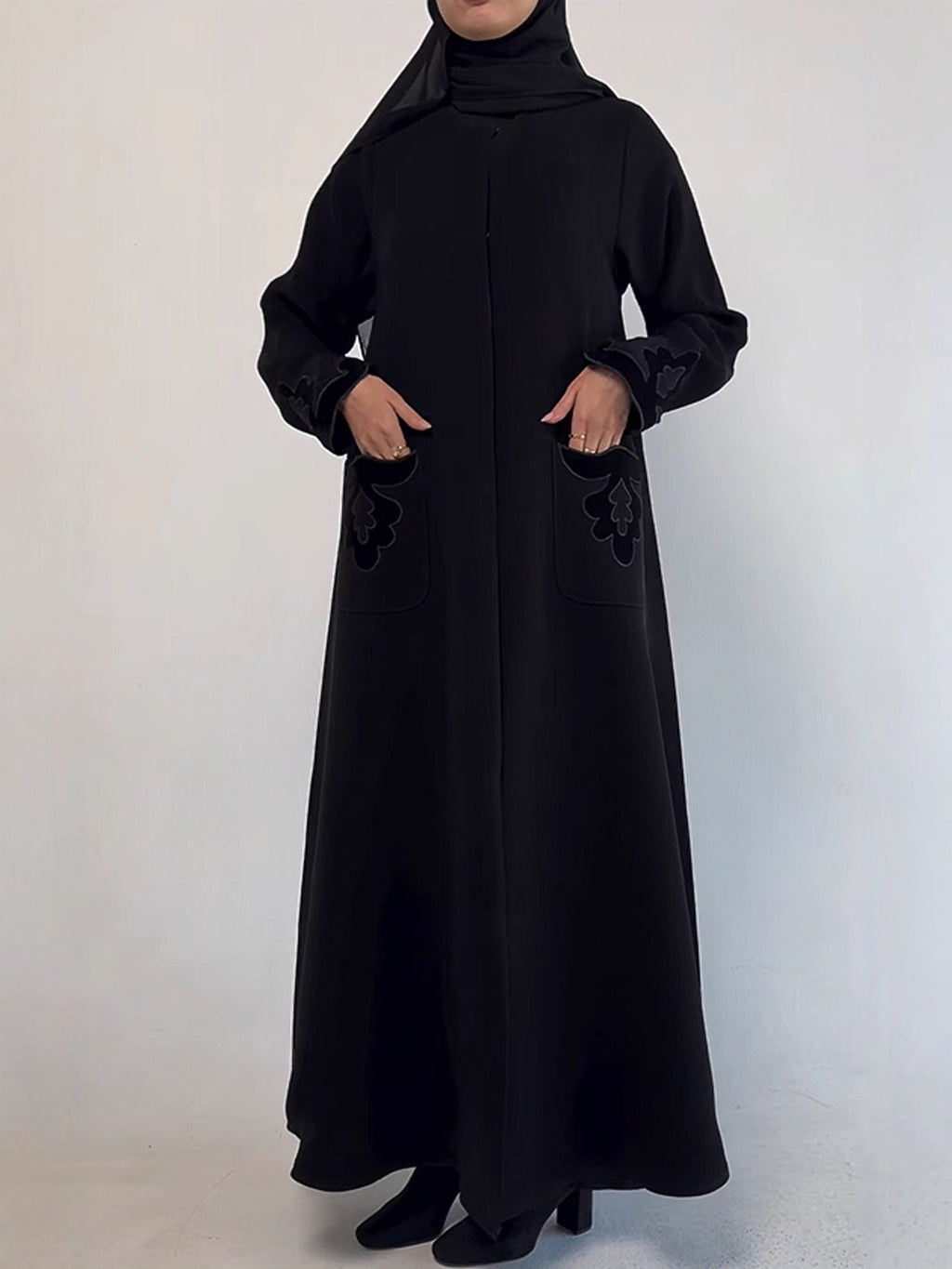 أسود