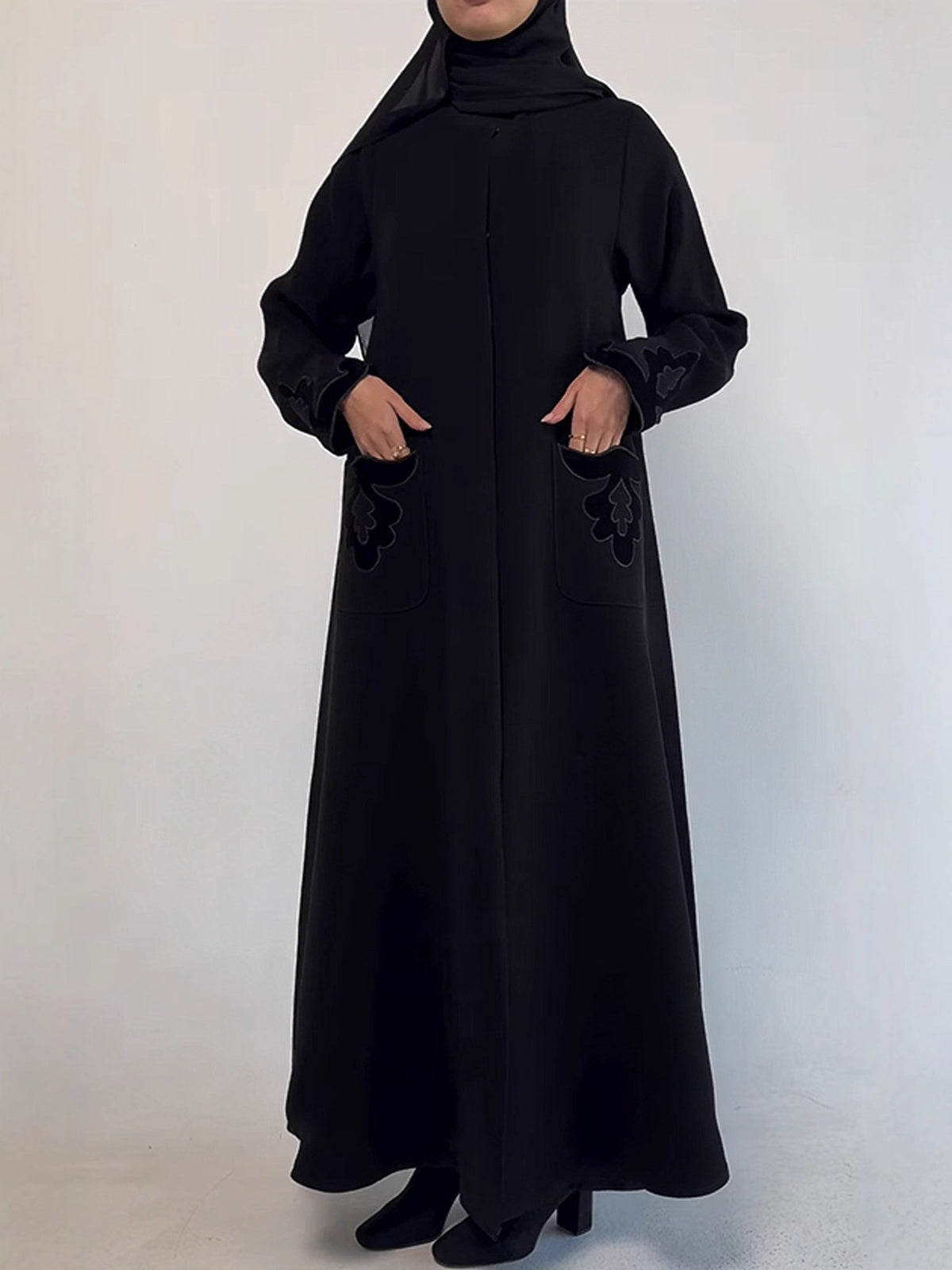 أسود