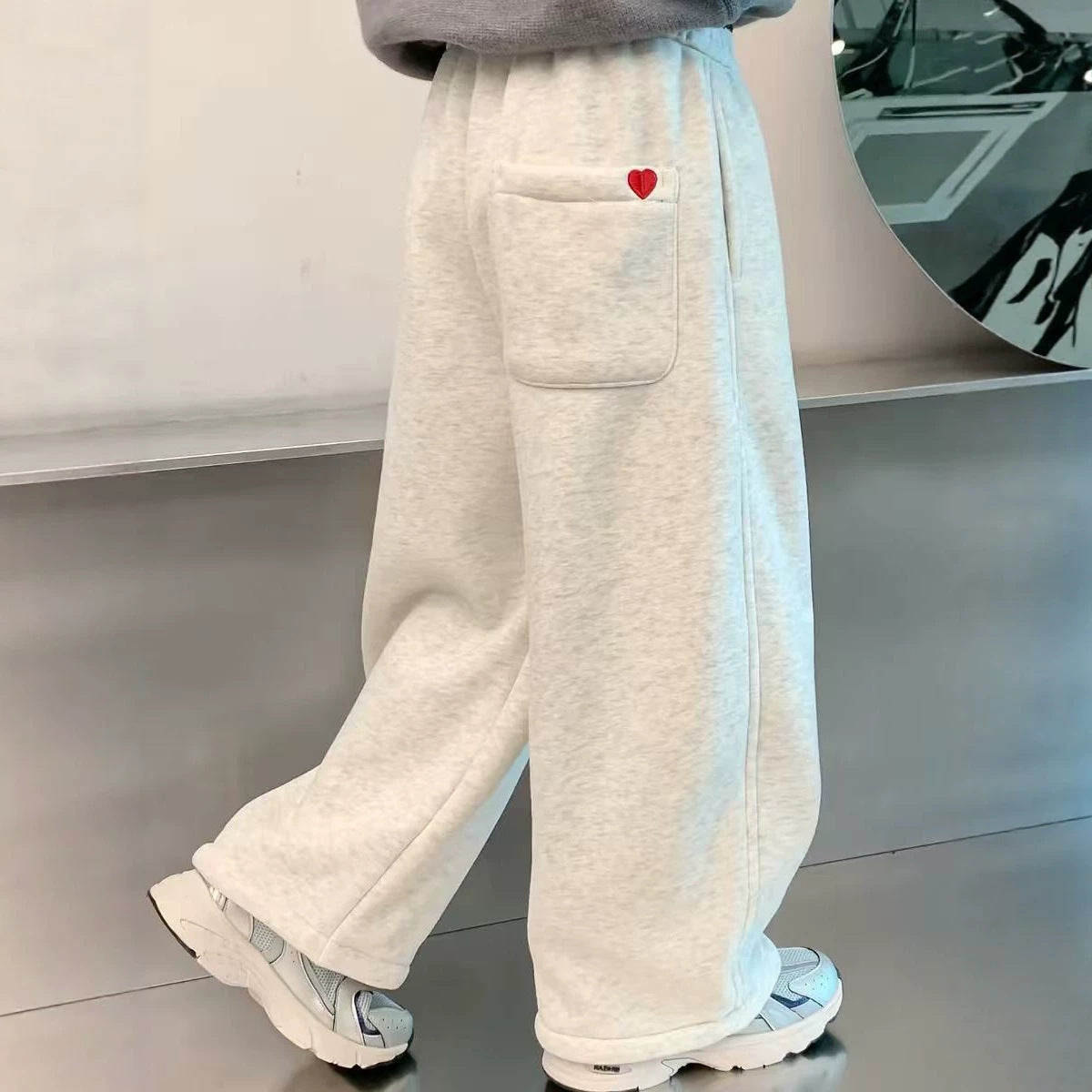 أبيض
