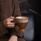 كوب قهوة بشكل البوق 