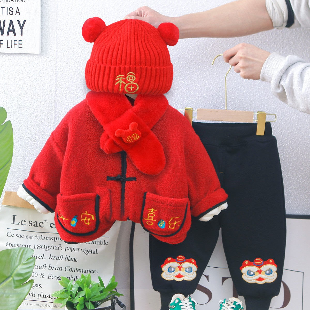 طقم مع قبعة ووشاح