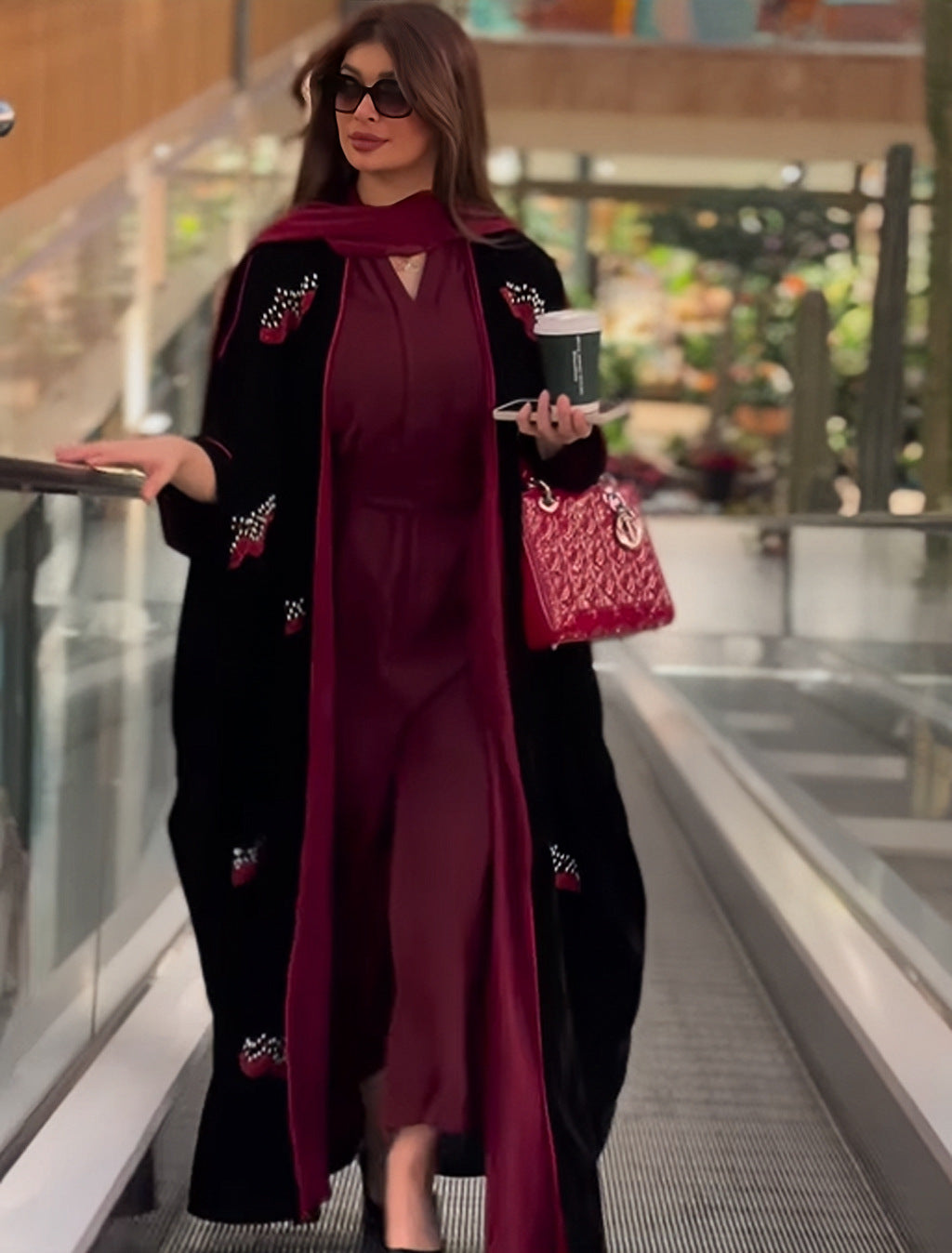 عباية نسائية طويلة بطبعات أنيقة