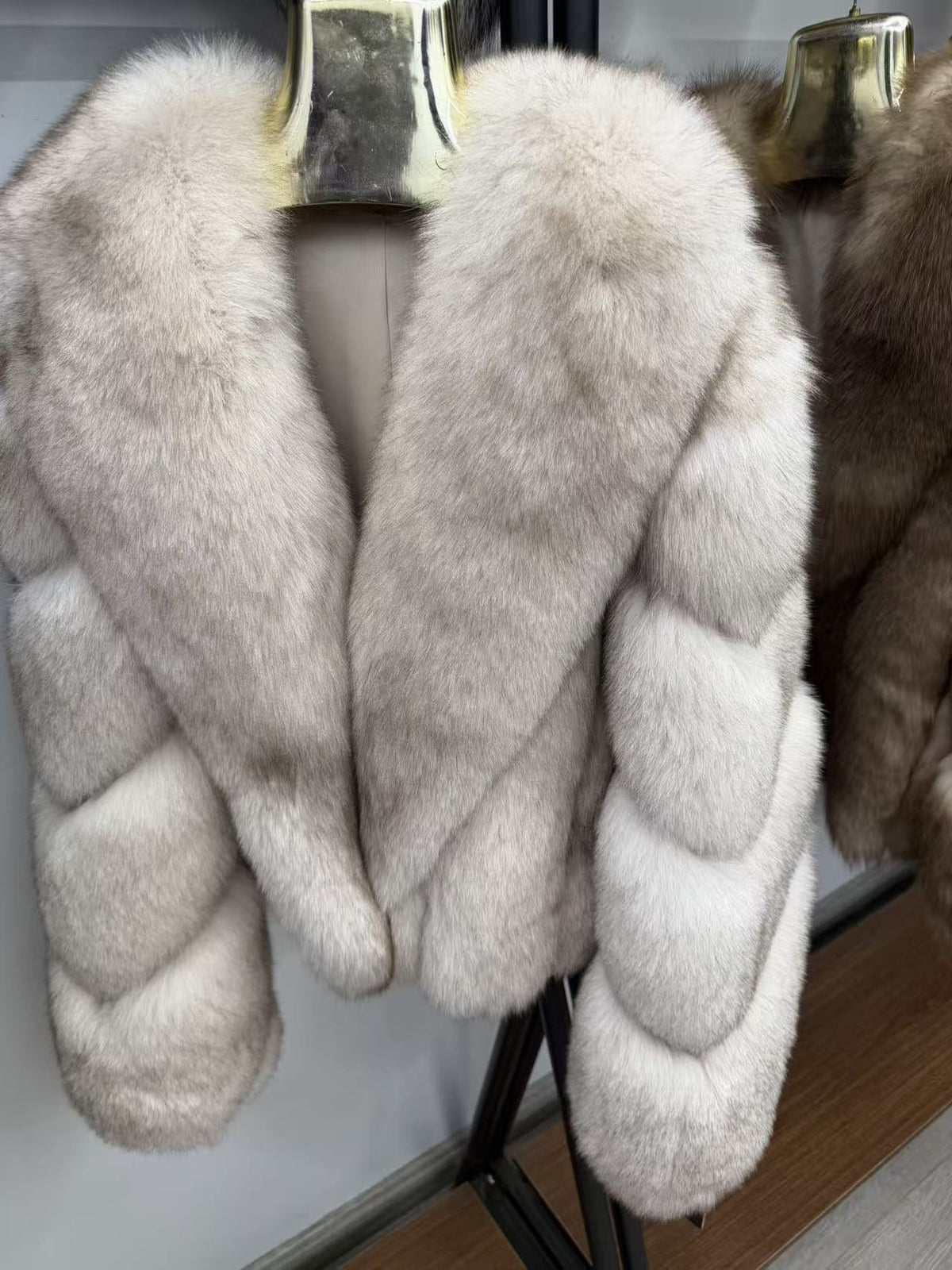 أبيض
