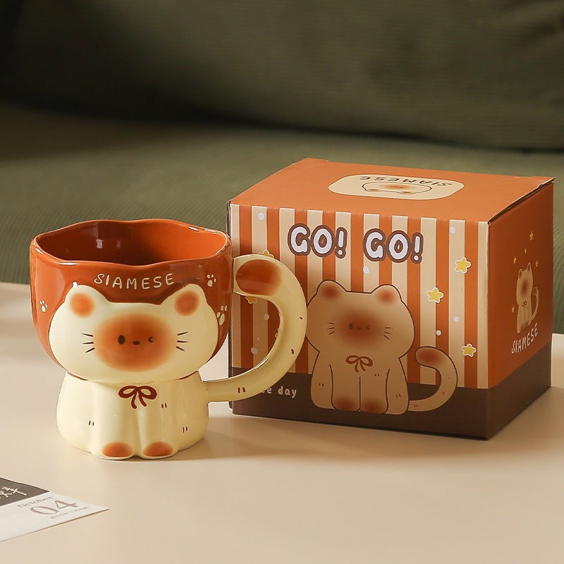 قطة تغمز بعين واحدة 