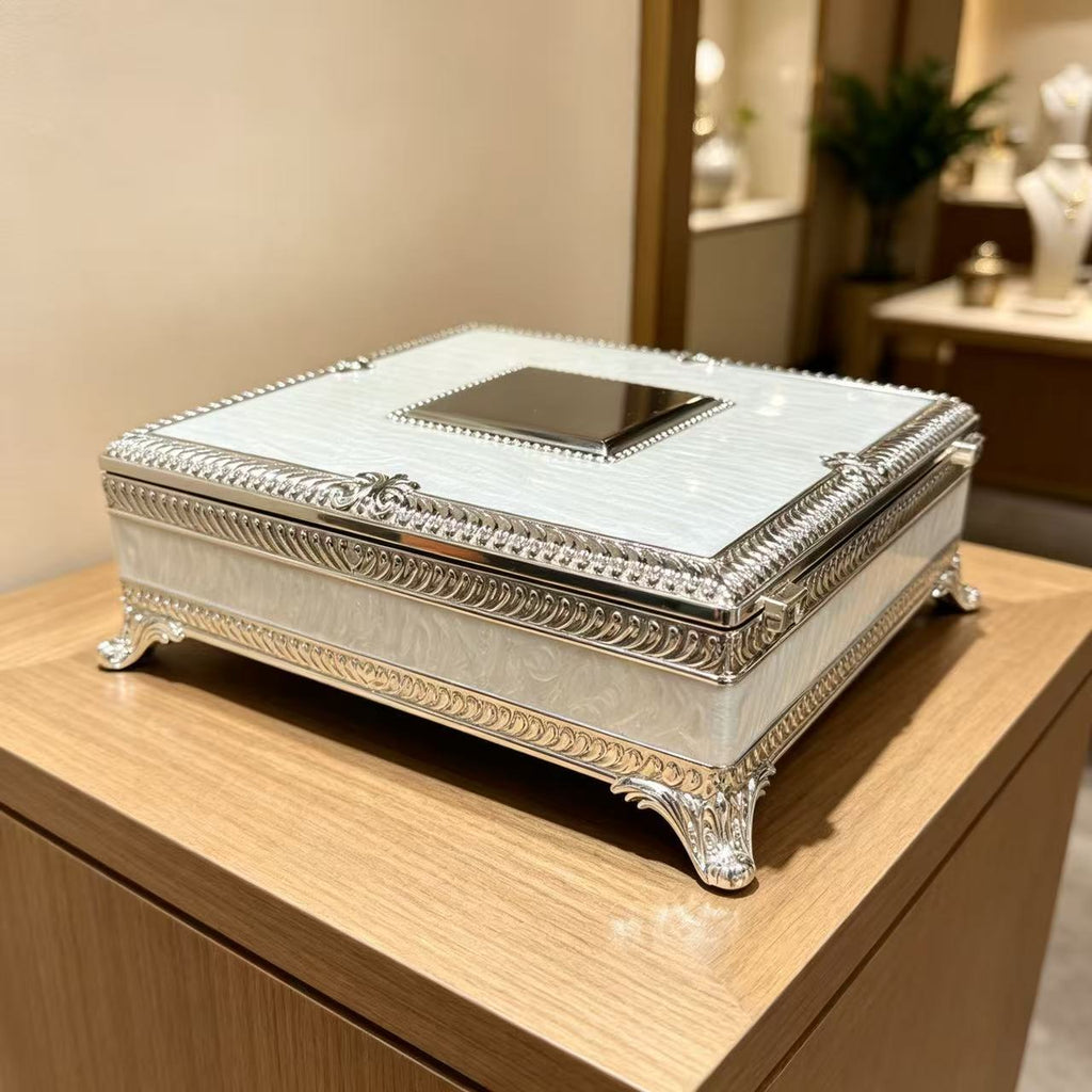 أبيض