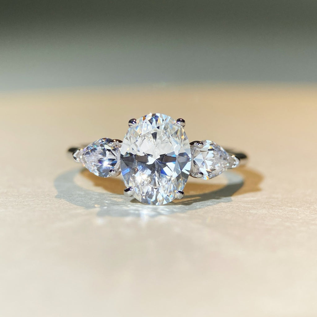 أبيض