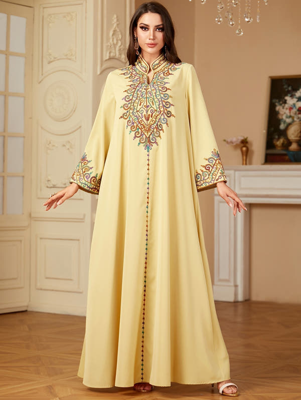 جلابية نسيم الأصالة بتطريز أنيق وياقة V بتصميم كاجوال مريح