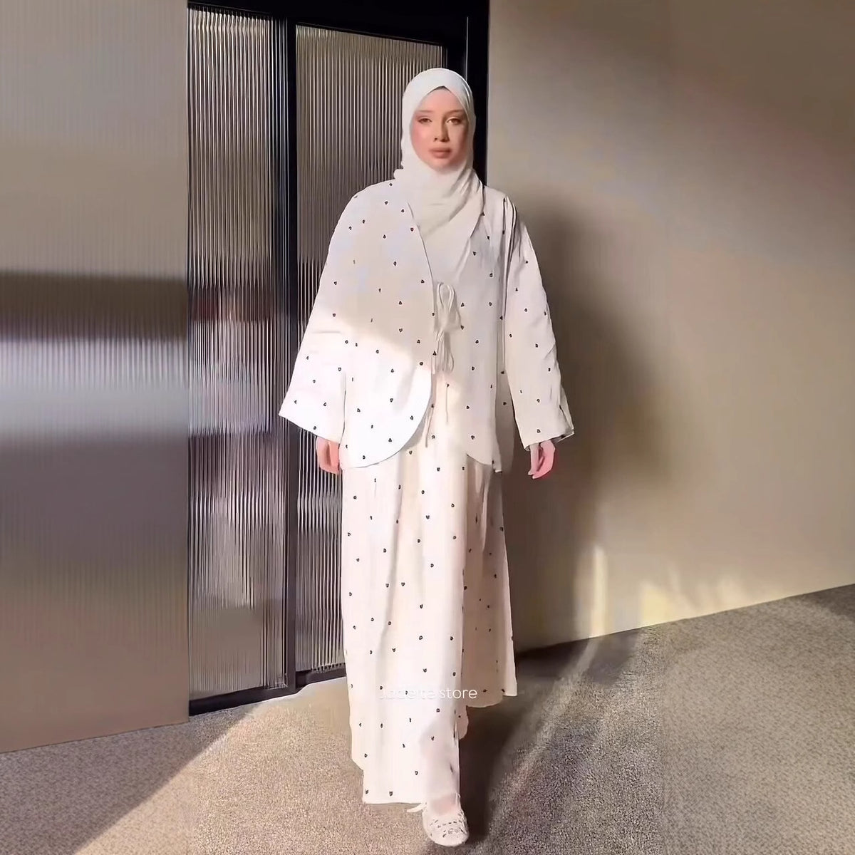 أبيض