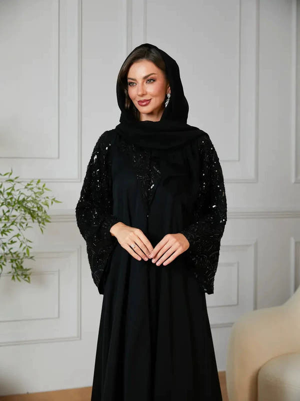 طقم سهرة نسائي فاخر من قطعتين بفستان أسود طويل وتطريزات لامعة بالترتر وياقة V وأكمام جرس واسعة