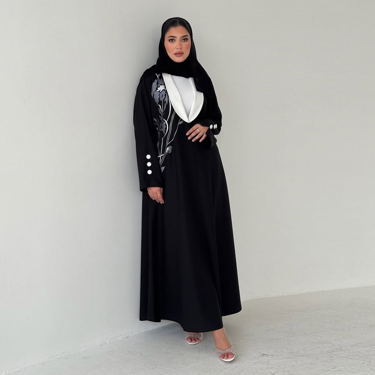 أسود