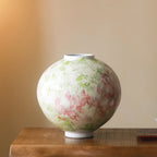 أبيض