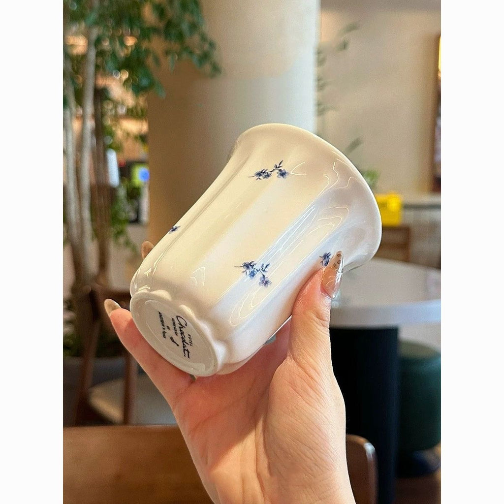 أبيض