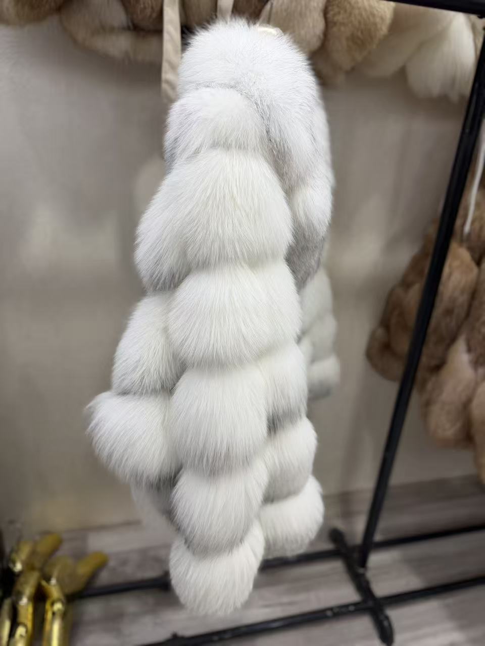 أبيض