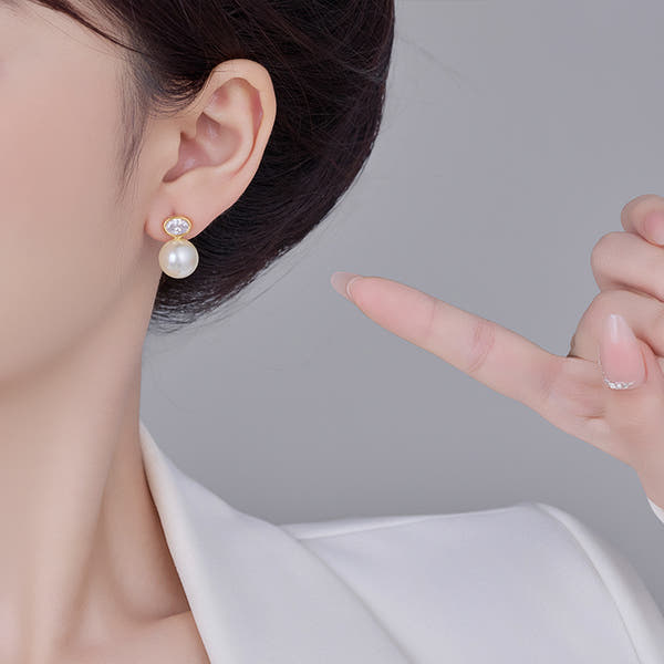 أقراط نسائية بيضاوية مرصعة بالزركون واللؤلؤ الأبيض – تصميم فرنسي فاخر