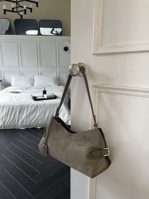 حقيبة عبق الأصالة الراقية من الجلد الطبيعي المدبوغ بتصميم كلاسيكي أنيق