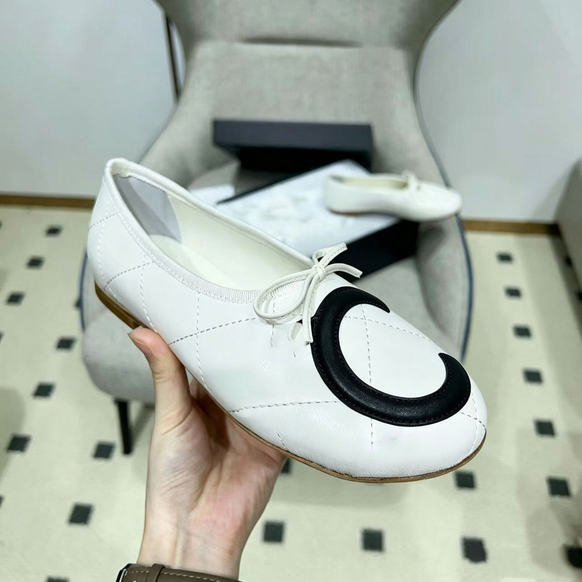 أبيض