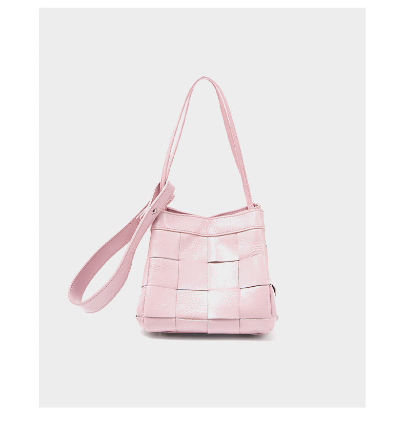 حقيبة كتف نسائية من جلد البقر الطبيعي بتصميم دلو منسوج وأنيق