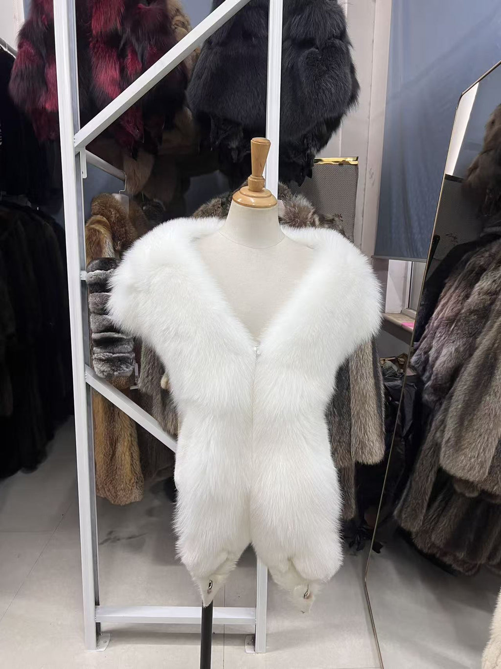 أبيض