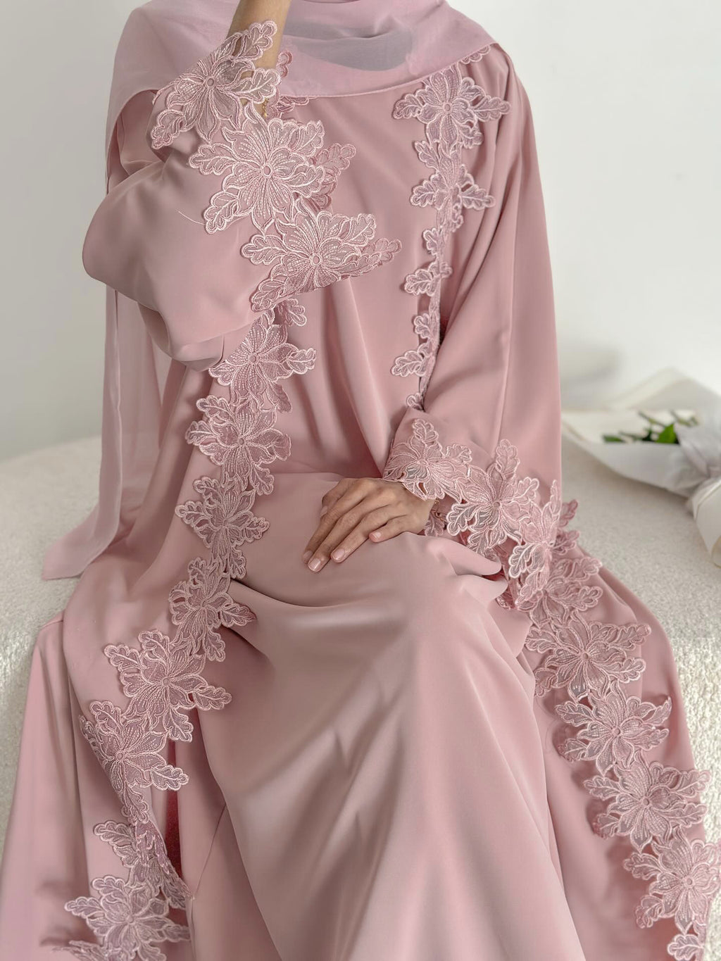 عباية نسائية فاخرة بتطريز دانتيل وقصة انسيابية – متعددة الألوان