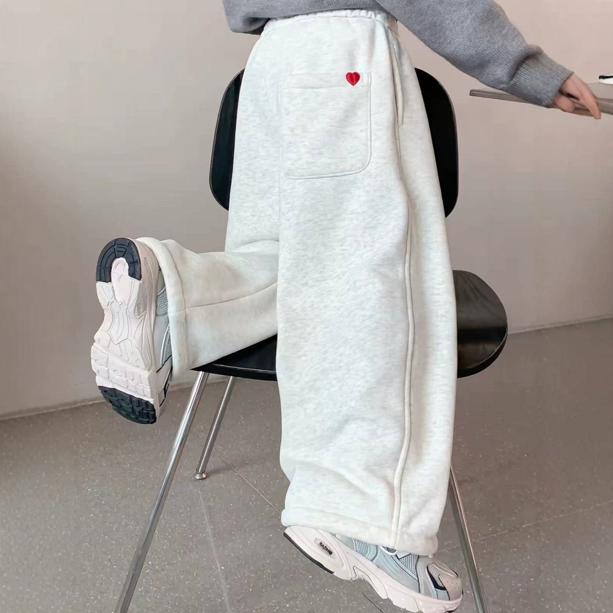 أبيض