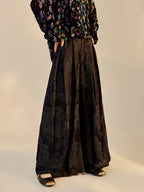 أسود