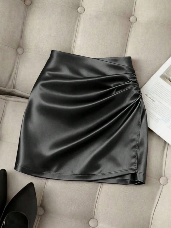 تنورة ساتان نسائية قصيرة بخصر مرتفع وقصة ضيقة مع كشكشة وتصميم غير متماثل