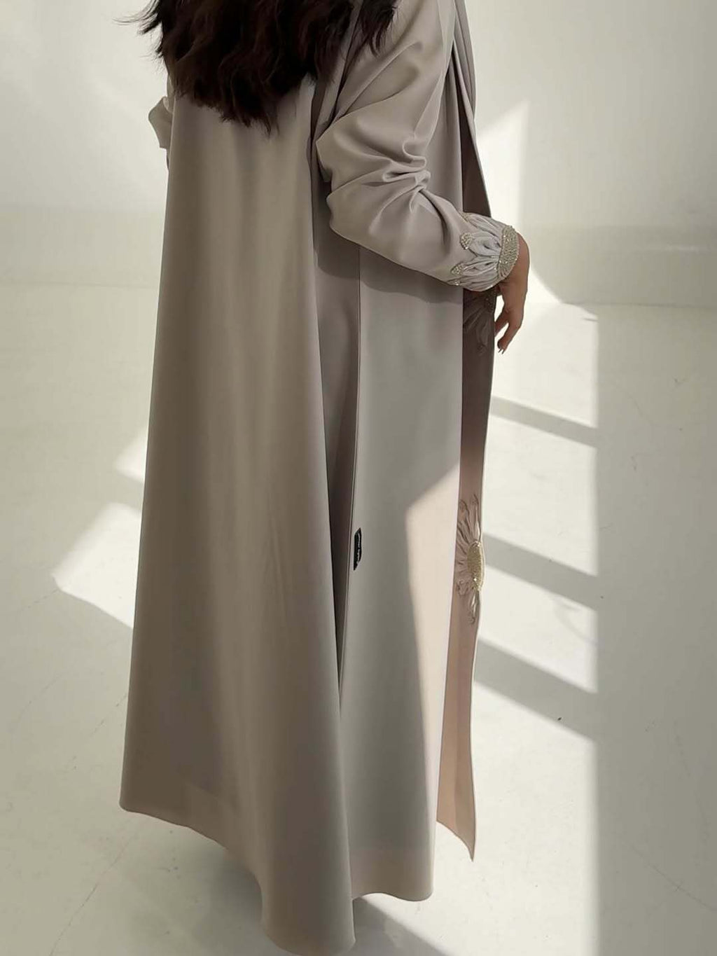 أبيض