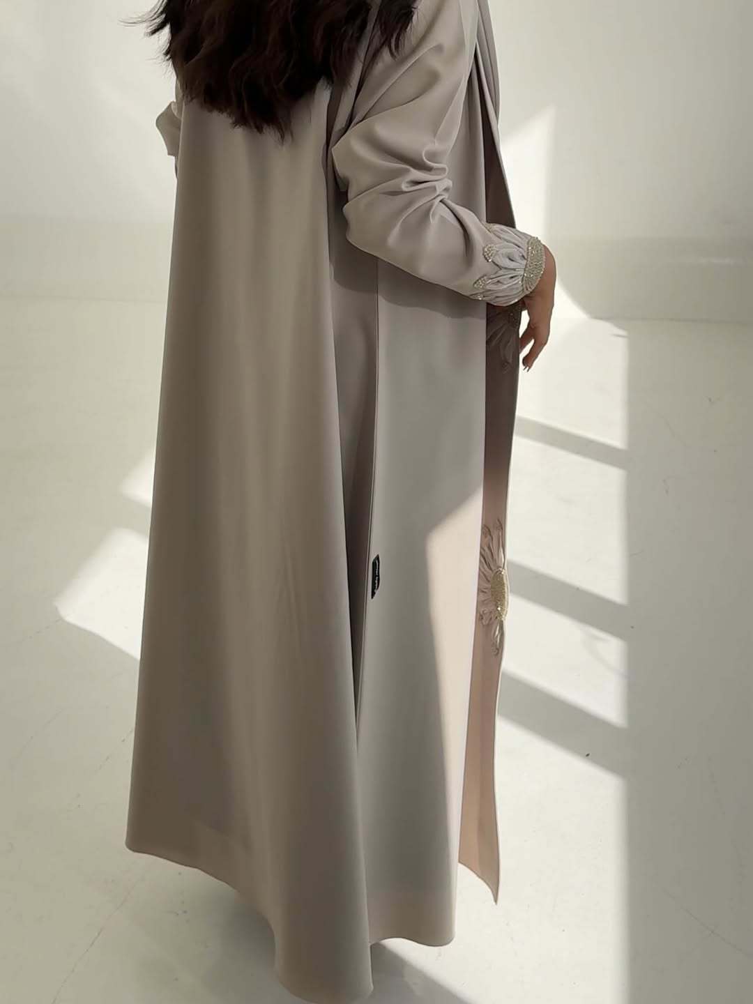 أبيض