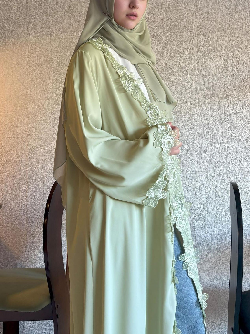 عباية نسائية خضراء أنيقة بتفاصيل دانتيل وزهور