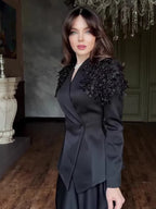 أسود