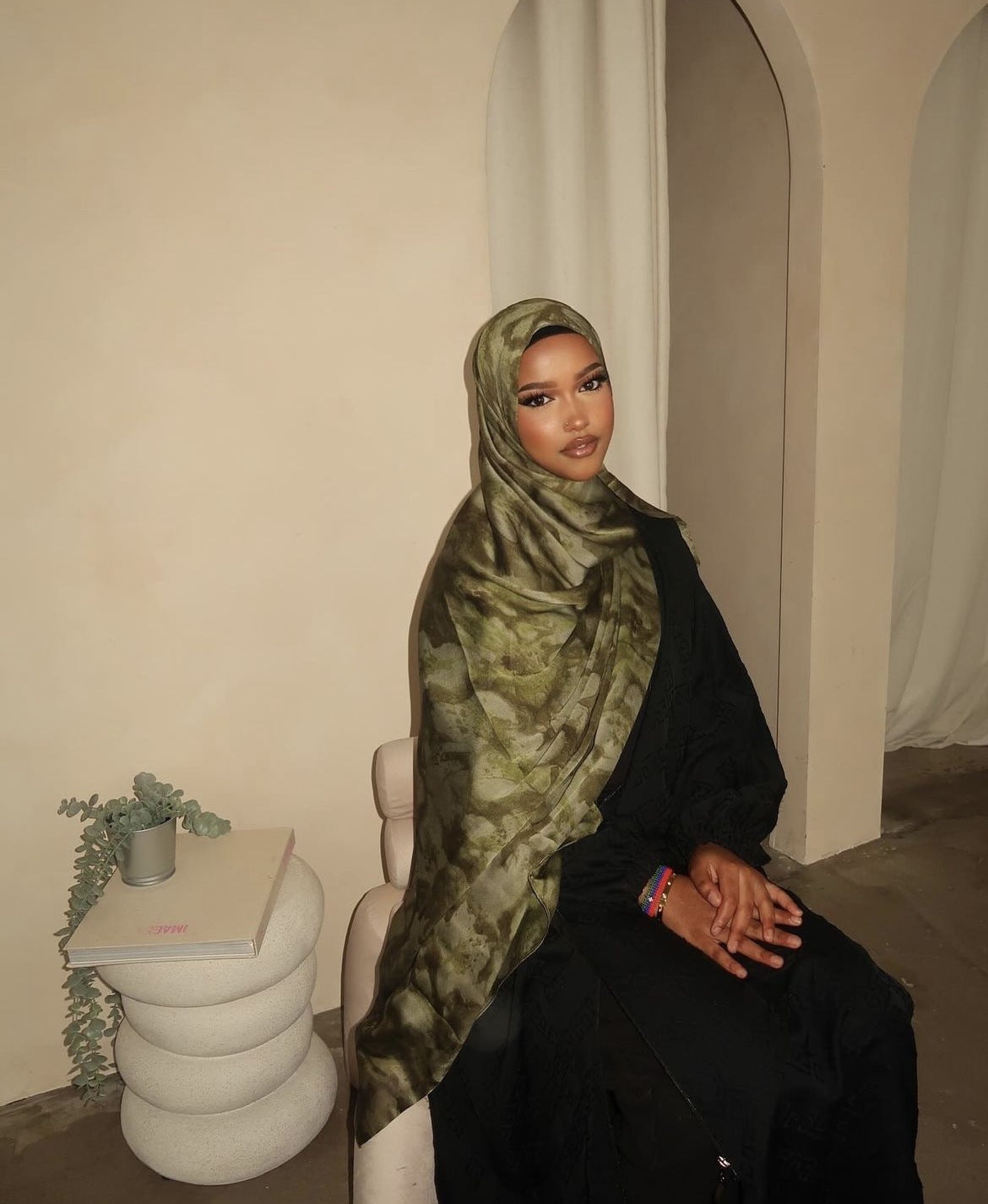 وشاح حرير خفيف وأنيق للإطلالات اليومية