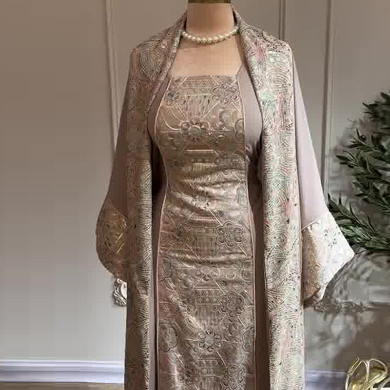 طقم نسائي أنيق بتصميم كلاسيكي