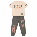 طقم ولادي رياضي تيشرت وبنطلون بطبعة Keep On Going – صورة 1