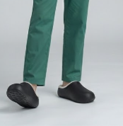 أسود