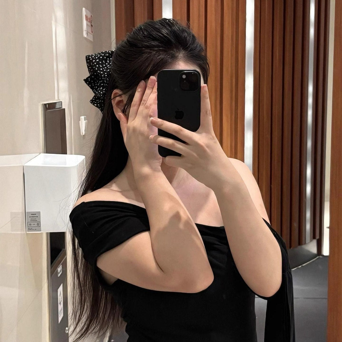 أسود بنقاط سوداء